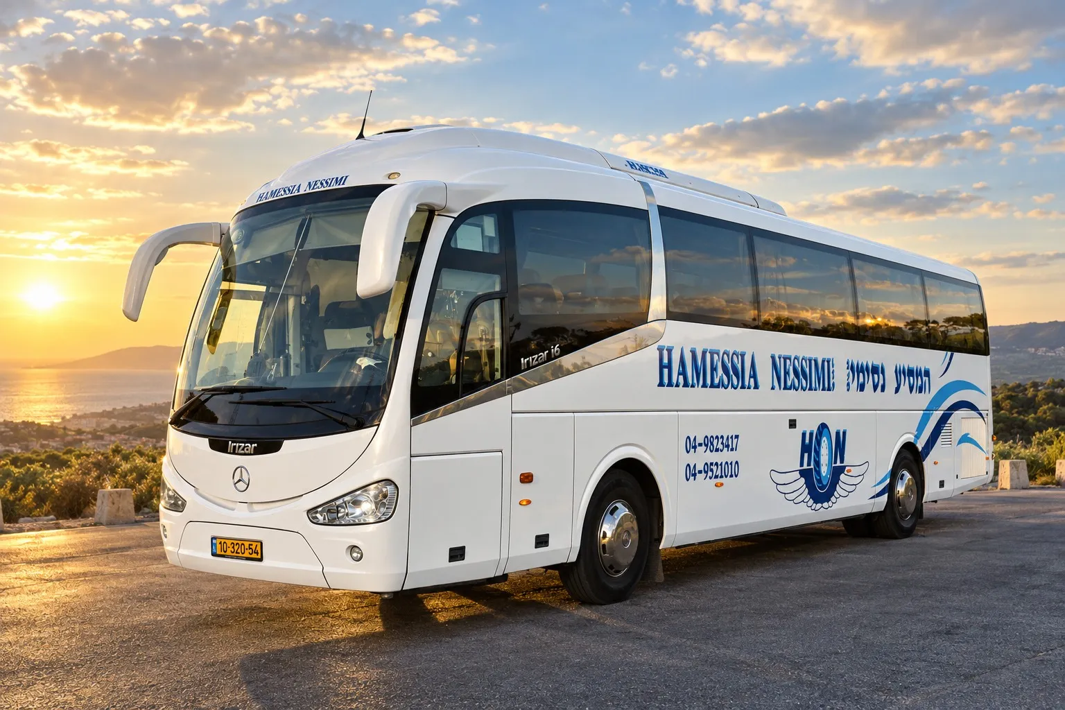 אוטובוס של המסיע נסימי בשקיעה מעל הים