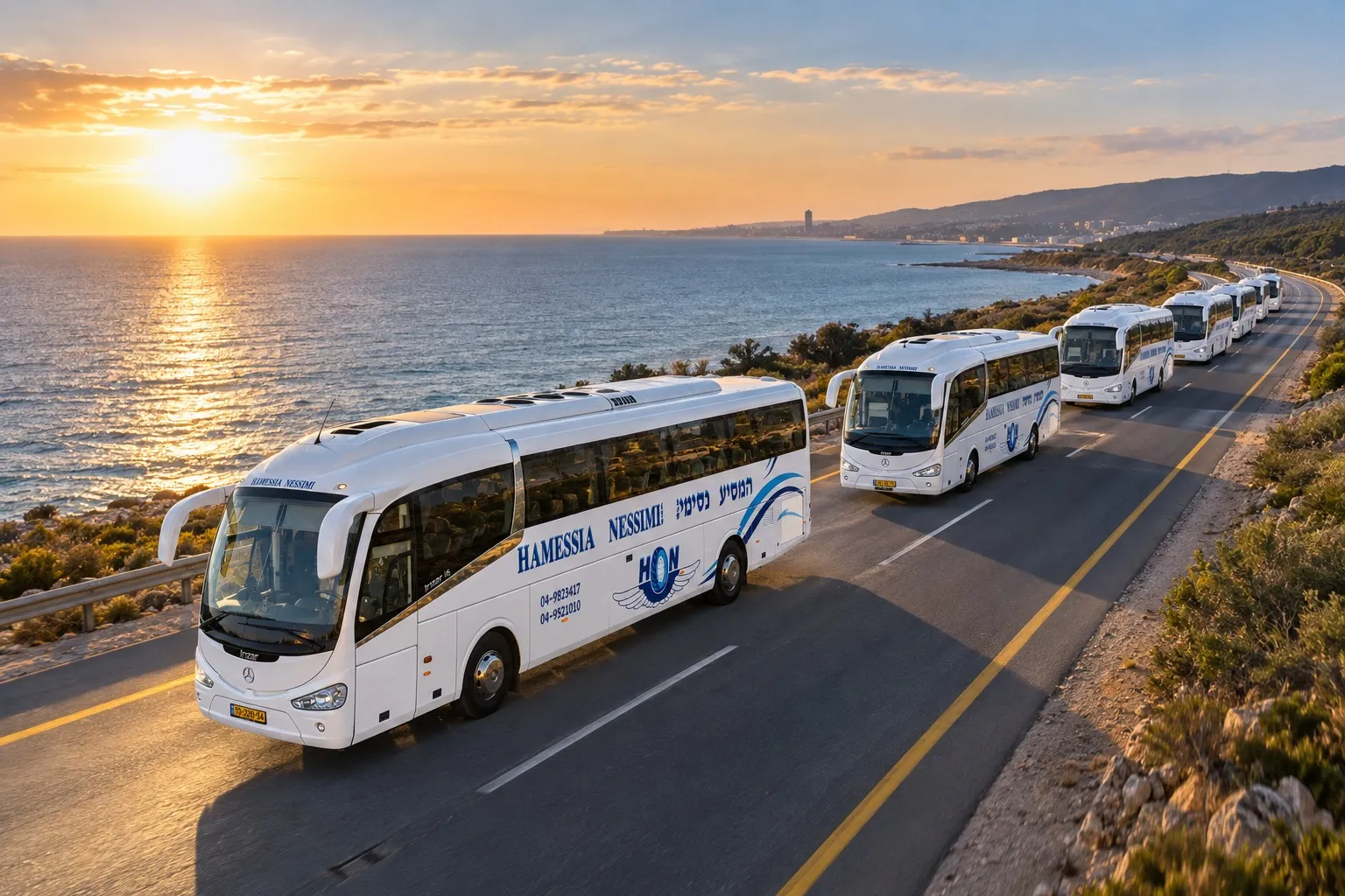 שיירת אוטובוסים בכביש החוף בשקיעה