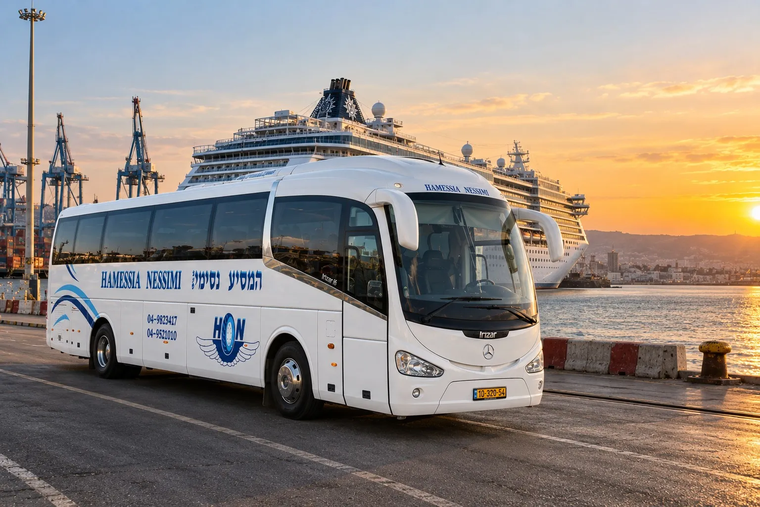 אוטובוס של החברה ליד אונייה בנמל