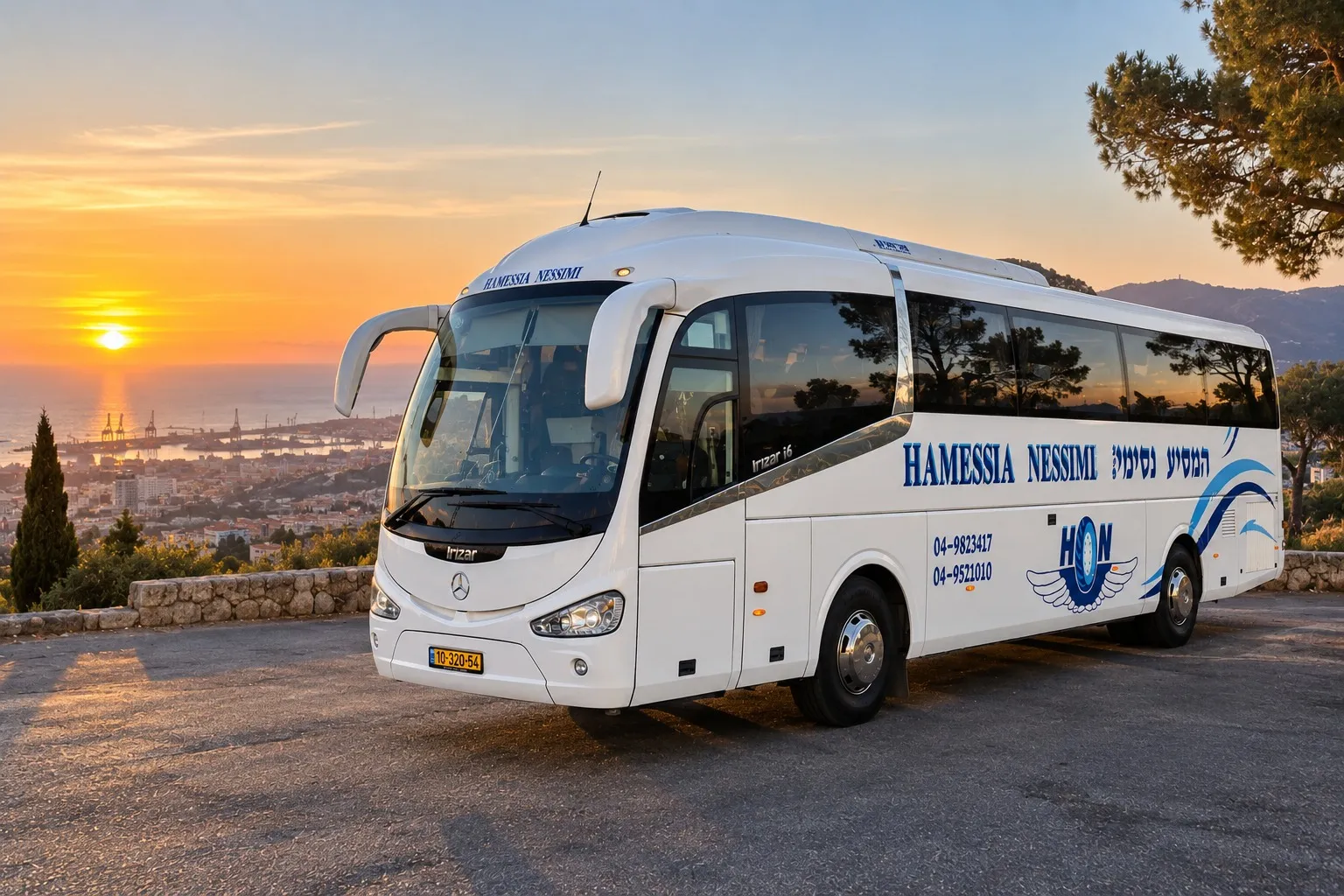 אוטובוס בנקודת תצפית על העיר והנמל